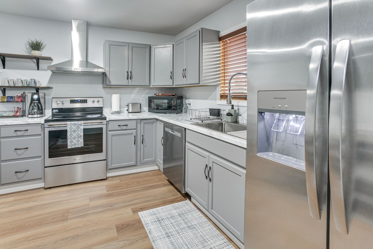 Kitchen, alternate angle